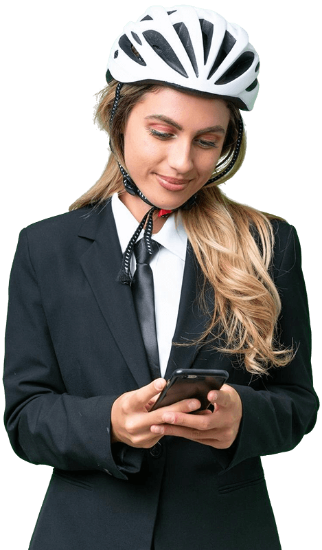 Zdjęcie kobiety w garniturze i kasku rowerowym