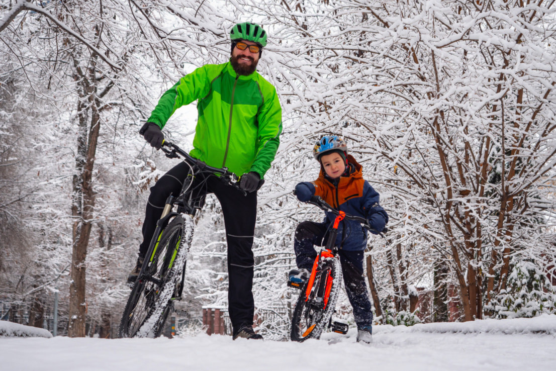 Jazda na rowerze zimą? Da się nawet z dziećmi – obalamy mity