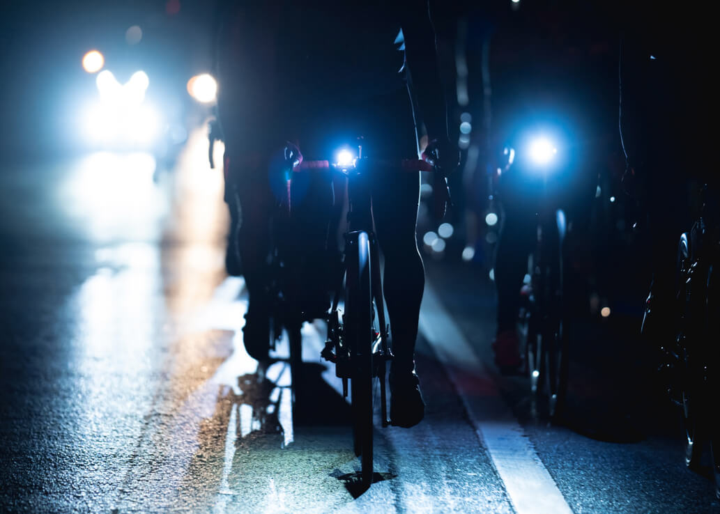 oswietlone-rowery-tabou-jadace-droga-w-nocy